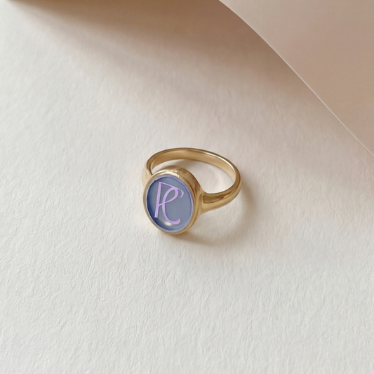 LIMA signetring blauw detail aan de hand — Mélis-Mélos