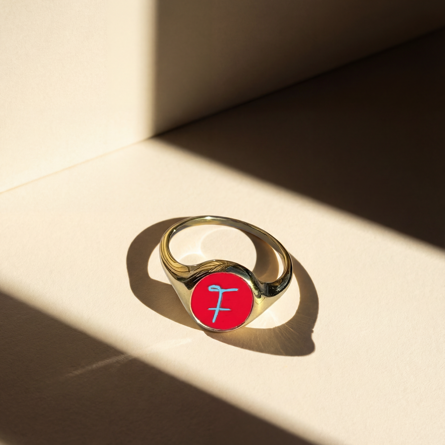 JOOSJE rood signetring detail aan de hand — Mélis-Mélos