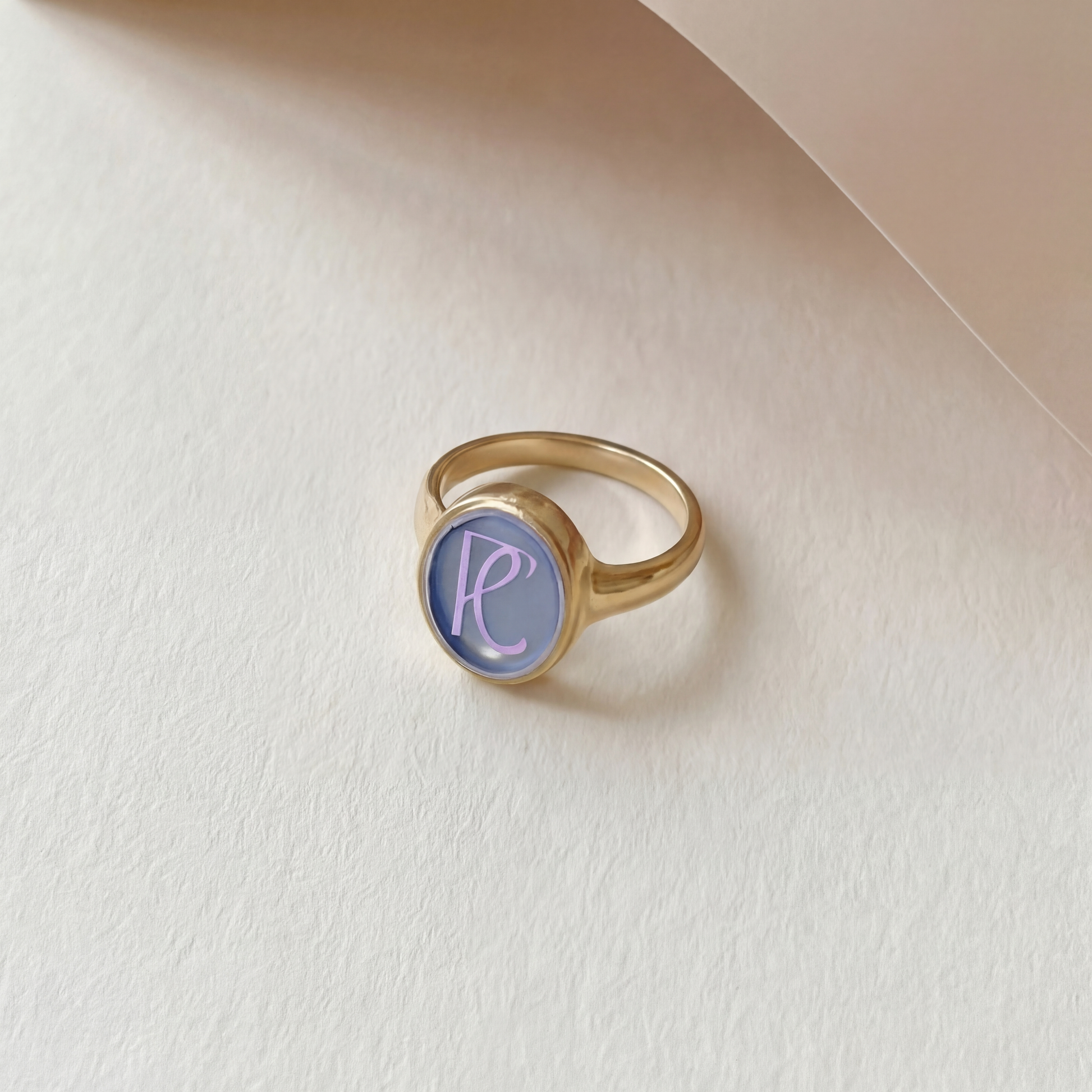 LIMA signetring blauw detail aan de hand — Mélis-Mélos