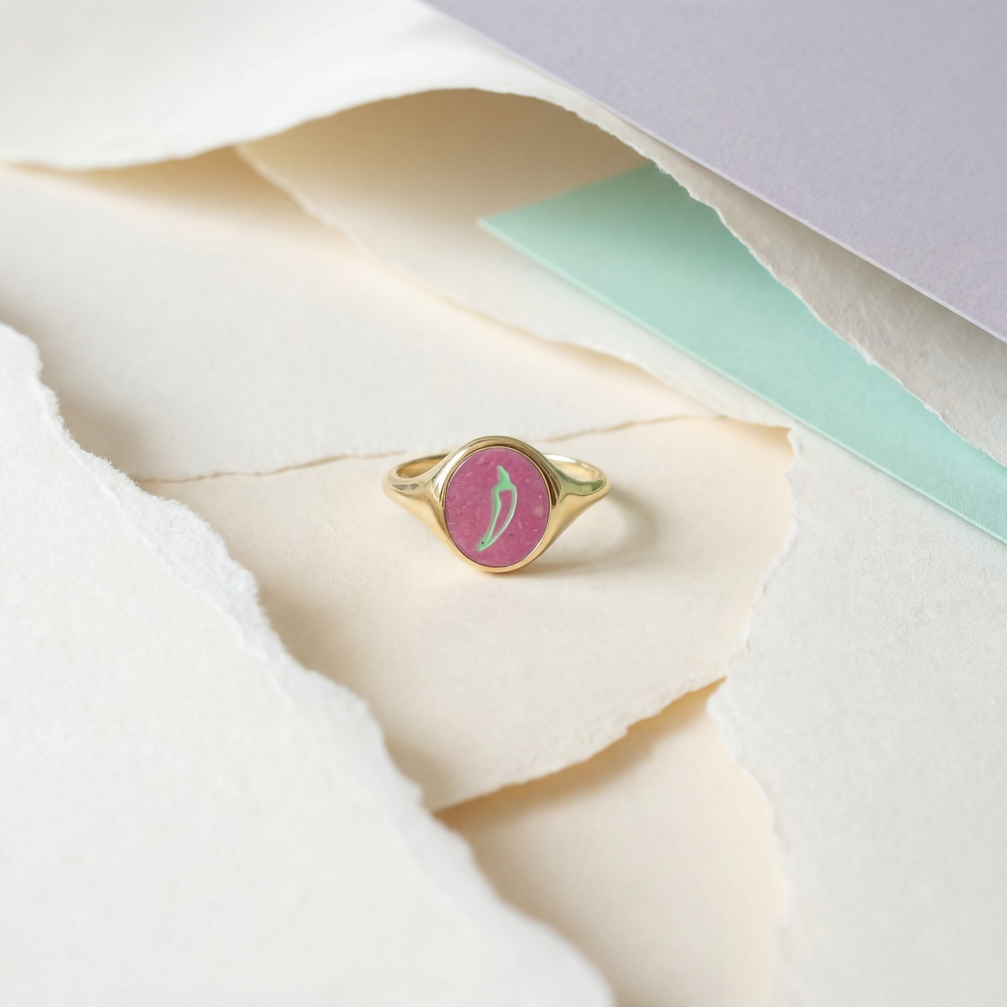 JOOSJE signetring roze detail aan de hand — Mélis-Mélos