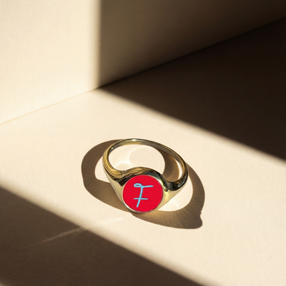 JOOSJE rood signetring detail aan de hand — Mélis-Mélos